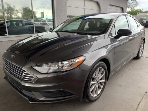 Used 2017 Ford Fusion SE w/ Fusion SE Technology Package FWD image 3