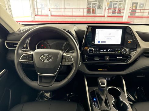 Used 2025 Toyota Highlander XLE FWD image 16
