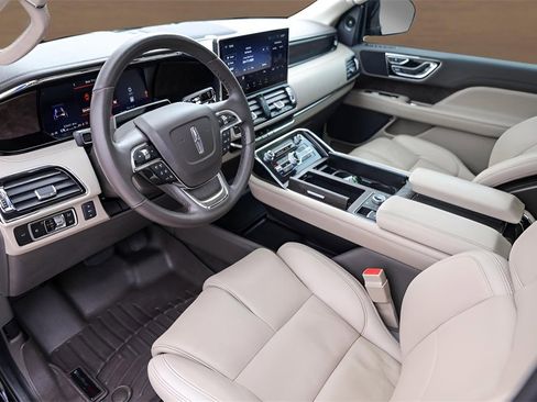 Used 2024 Lincoln Navigator Reserve image 9