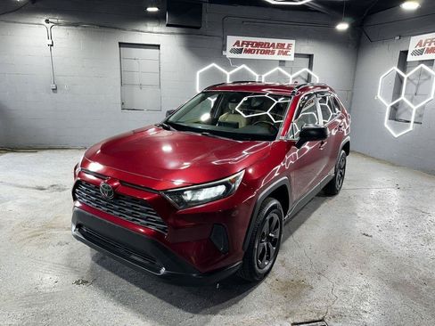 Used 2019 Toyota RAV4 LE FWD image 2
