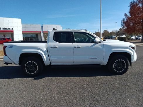 Used 2025 Toyota Tacoma TRD Sport image 2