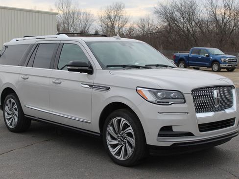 Used 2023 Lincoln Navigator L Reserve image 8