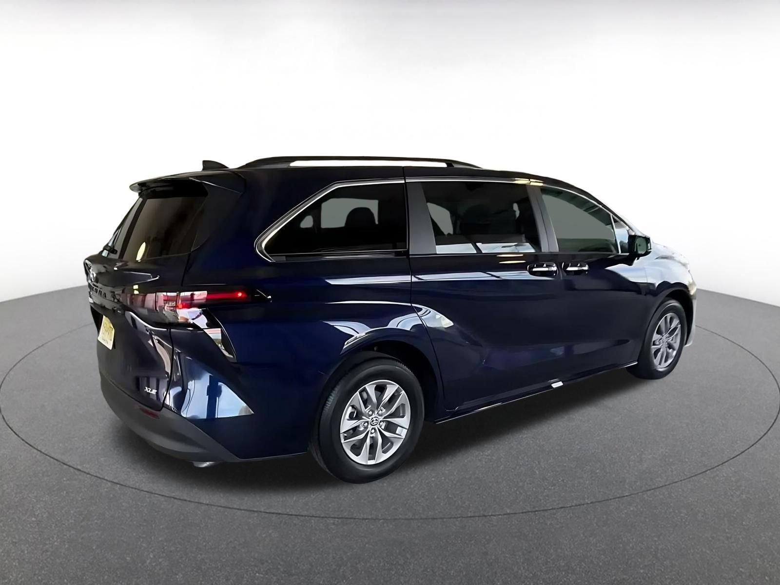Used 2025 Toyota Sienna XLE FWD image 14