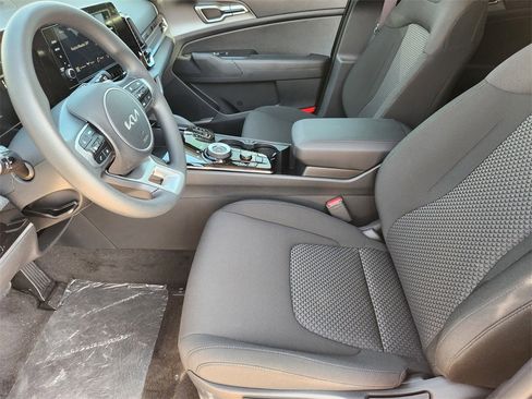 New 2025 Kia Sportage LX image 9