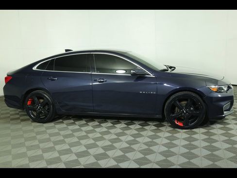 Used 2017 Chevrolet Malibu LT image 5