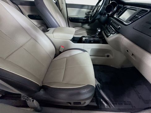 Used 2018 Kia Sedona SX image 27
