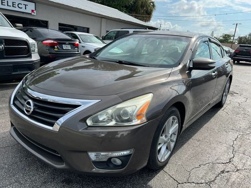 Used 2013 Nissan Altima 2.5 SV w/ 2.5SV Convenience Pkg FWD image 2