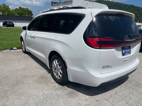 Used 2022 Chrysler Pacifica Touring-L FWD image 3