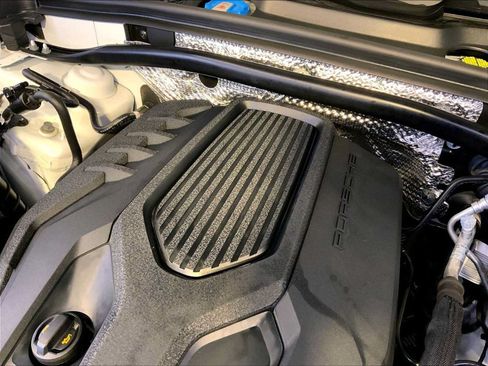 Certified 2023 Porsche Macan AWD/4WD image 33