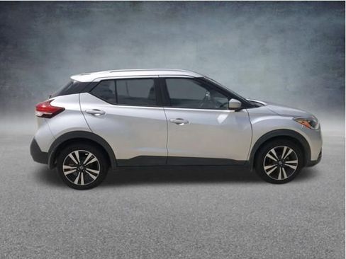Used 2018 Nissan Kicks SV FWD image 10