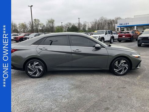 Used 2025 Hyundai Elantra SEL image 2