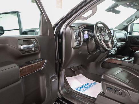 Used 2023 GMC Sierra 2500 Denali w/ Denali Black Diamond Edition image 3