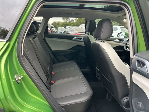 Certified 2025 Volkswagen Taos SE w/ Panoramic Sunroof Package image 46