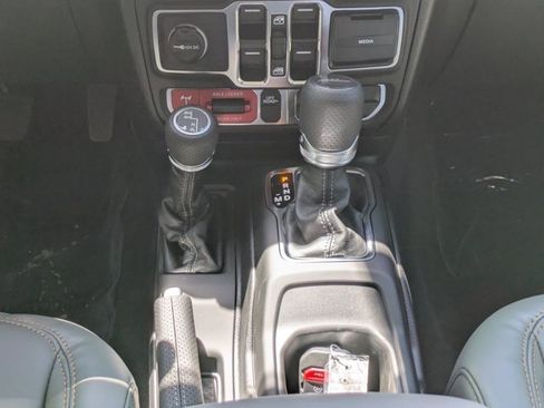 New 2025 Jeep Gladiator Mojave w/ Convenience Group image 17