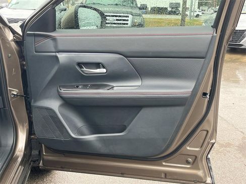 Certified 2025 Nissan Kicks SR image 27