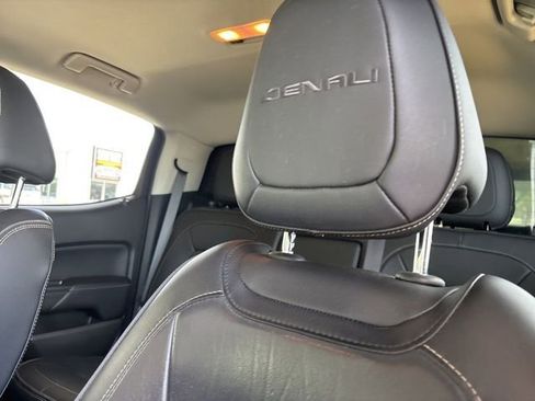 Used 2019 GMC Canyon Denali image 2