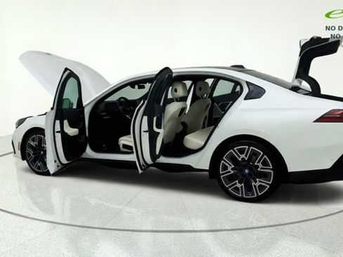 Used 2024 BMW i5 eDrive40i w/ Executive Package RWD image 13