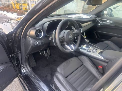 Used 2025 Alfa Romeo Giulia AWD image 12