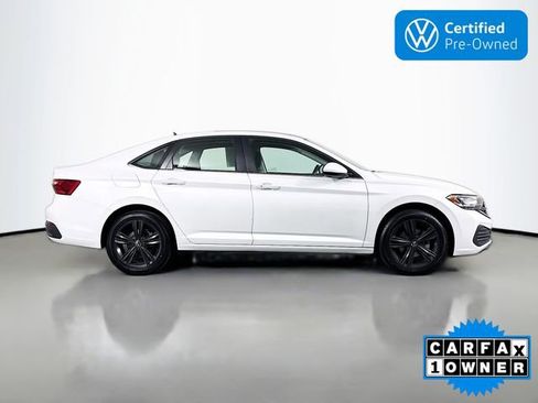 Certified 2024 Volkswagen Jetta SE w/ Panoramic Sunroof Package image 8