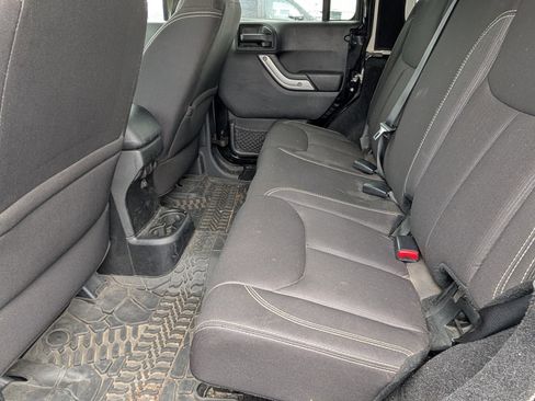 Used 2014 Jeep Wrangler Unlimited Rubicon w/ Connectivity Group image 7