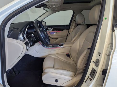 Used 2021 Mercedes-Benz GLC 300 image 4