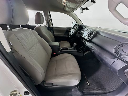 Used 2016 Toyota Tacoma SR image 28