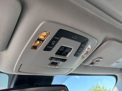 Used 2025 Toyota Sienna XLE FWD image 27