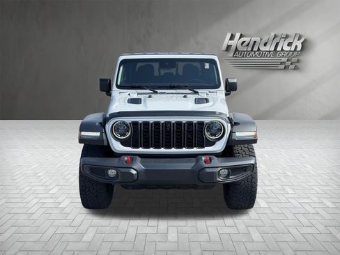 Used 2024 Jeep Gladiator Rubicon w/ Technology Group AWD/4WD image 3