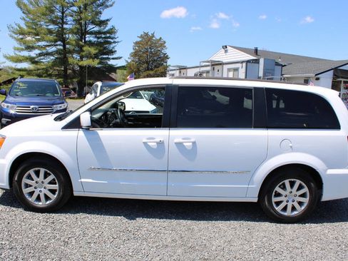 Used 2016 Chrysler Town & Country Touring FWD image 10