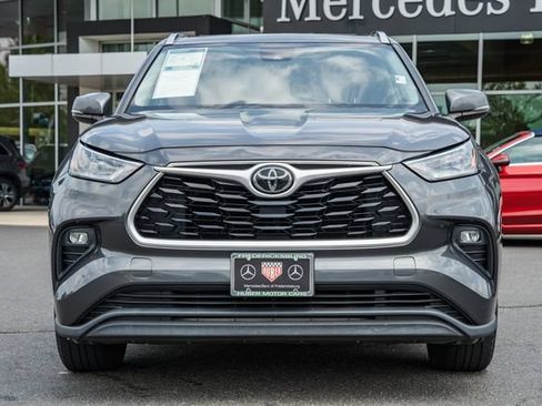 Used 2020 Toyota Highlander XLE AWD/4WD image 2
