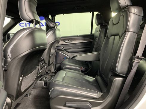 Used 2022 Jeep Grand Cherokee L Overland w/ Luxury Tech Group IV RWD image 32