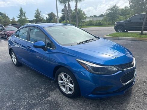 Used 2017 Chevrolet Cruze LT w/ Convenience Package FWD image 2