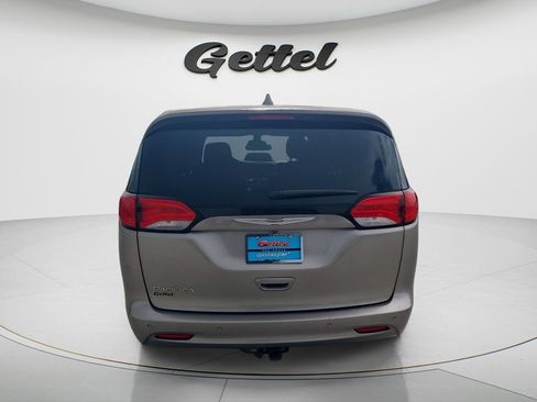 Used 2017 Chrysler Pacifica Touring w/ Tire & Wheel Group FWD image 6