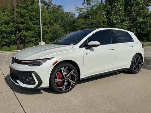 New 2026 Volkswagen GTI SE image 2