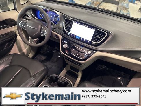 Used 2022 Chrysler Pacifica Touring-L image 18