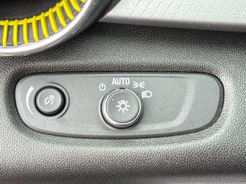 Used 2024 Chevrolet Trax LT w/ Sunroof Package FWD image 29