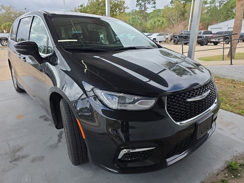 Certified 2024 Chrysler Pacifica Touring-L image 6