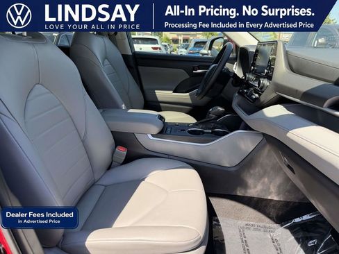 Used 2022 Toyota Highlander XLE FWD image 12