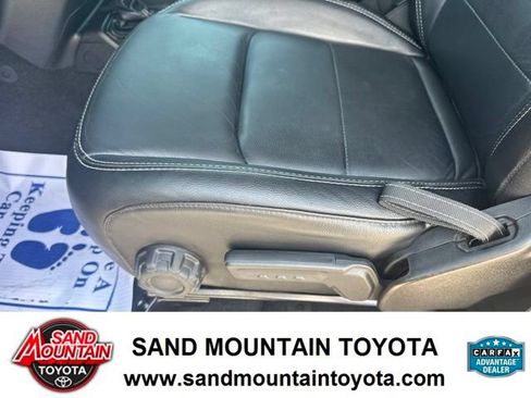 Used 2018 Jeep Wrangler Unlimited Sahara AWD/4WD image 15