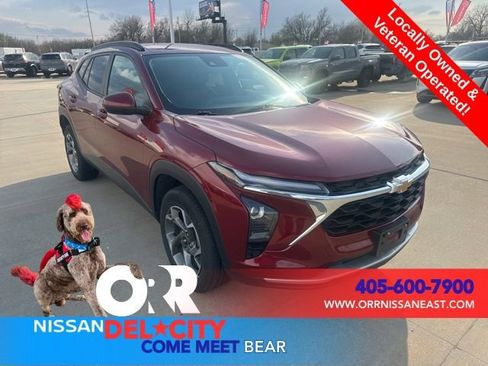 Used 2025 Chevrolet Trax LT FWD image 7