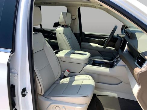 Used 2023 GMC Yukon Denali w/ Advanced Technology Package AWD/4WD image 9