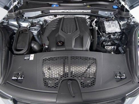 Certified 2025 Porsche Macan AWD/4WD image 40