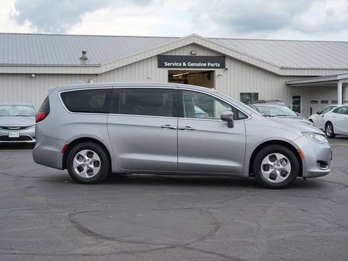 Used 2017 Chrysler Pacifica Touring Plus FWD image 2