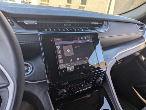 Used 2023 Jeep Grand Cherokee Altitude AWD/4WD image 23