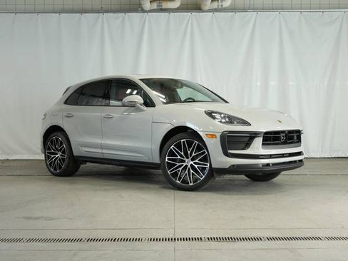 Certified 2025 Porsche Macan image 9