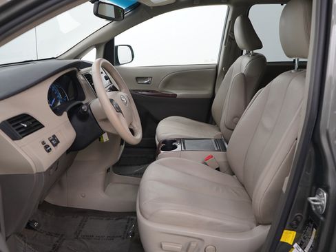 Used 2012 Toyota Sienna XLE image 15