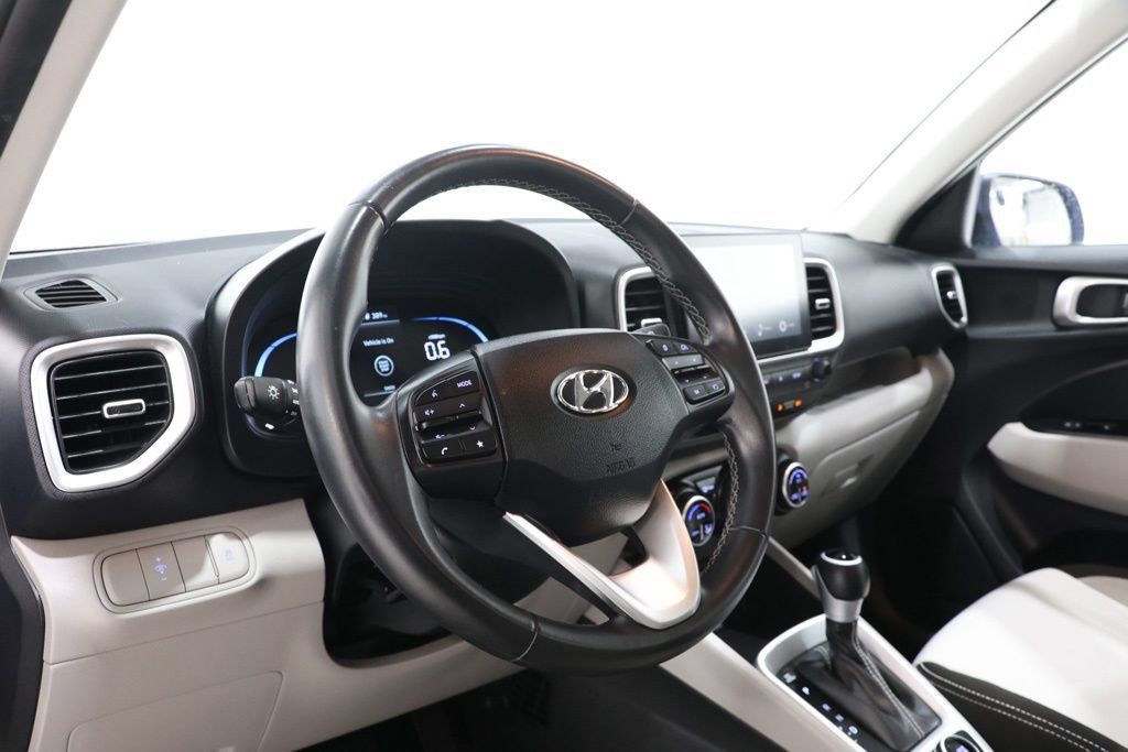 Used 2025 Hyundai Venue SEL FWD image 13