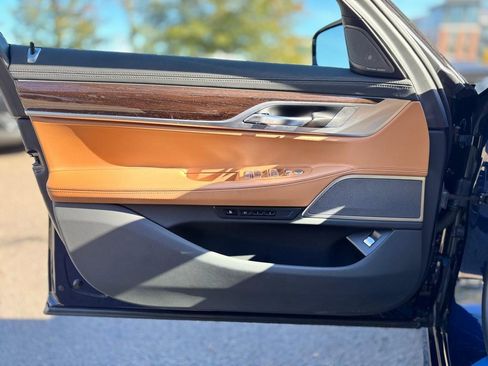 Used 2022 BMW 750i xDrive w/ M Sport Package image 11