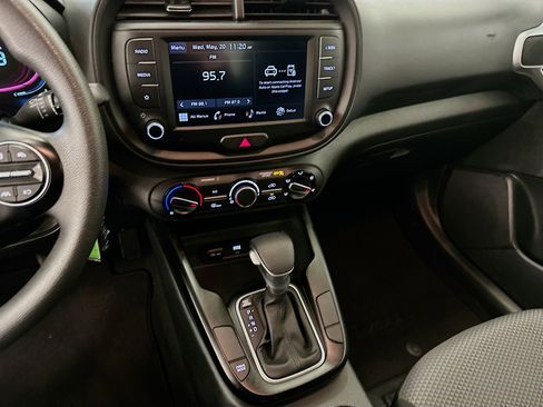 Used 2025 Kia Soul LX w/ LX Technology Package FWD image 25