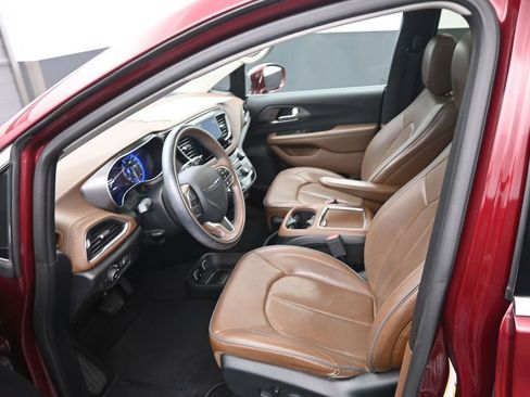 Used 2017 Chrysler Pacifica Limited FWD image 10